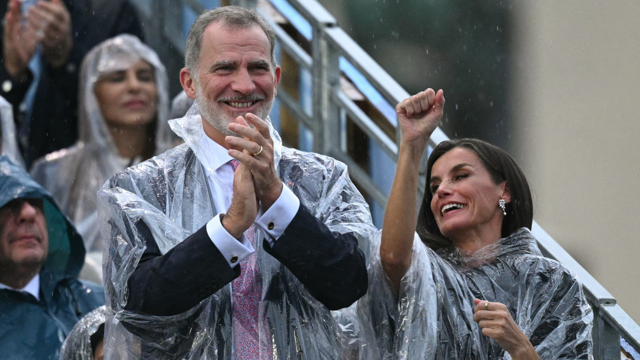 Los reyes de España «pillados» bajo la lluvia en la inauguración de los Juegos Olímpicos (y hay imágenes)