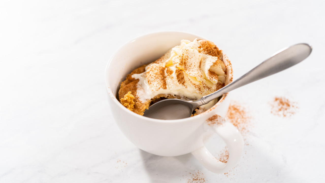 Gosta de bolo de café? Tem experimentar fazê-lo numa caneca