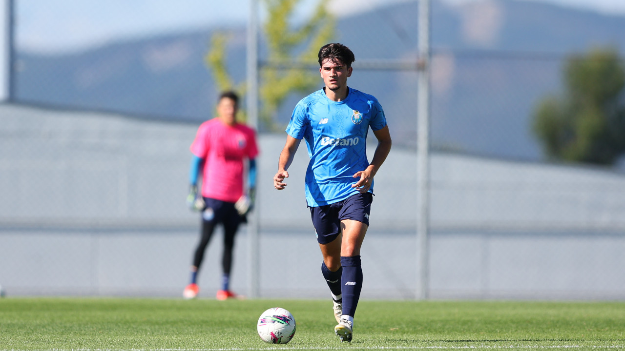 Defesa do FC Porto B sofre traumatismo cranioencefálico e fica internado