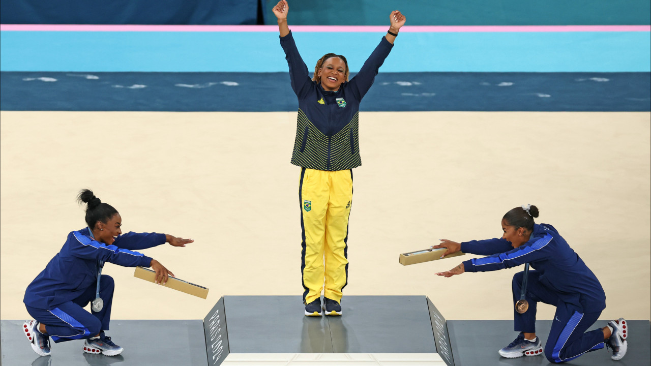 Fair-play. Simone Biles falha ouro e faz uma vénia à campeã em Paris'2024