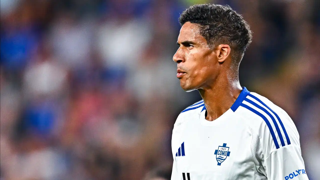 Varane explica reforma: "O joelho esquerdo compensa o direito desde 2013"