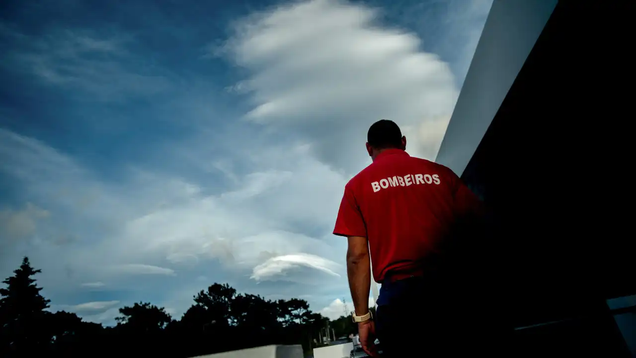 Salários em atraso dos bombeiros da Ajuda? Direção admite "esforços"