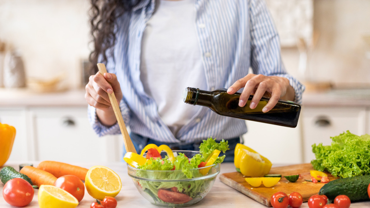 Salada de bacalhau e morangos para impressionar sem ter muito trabalho