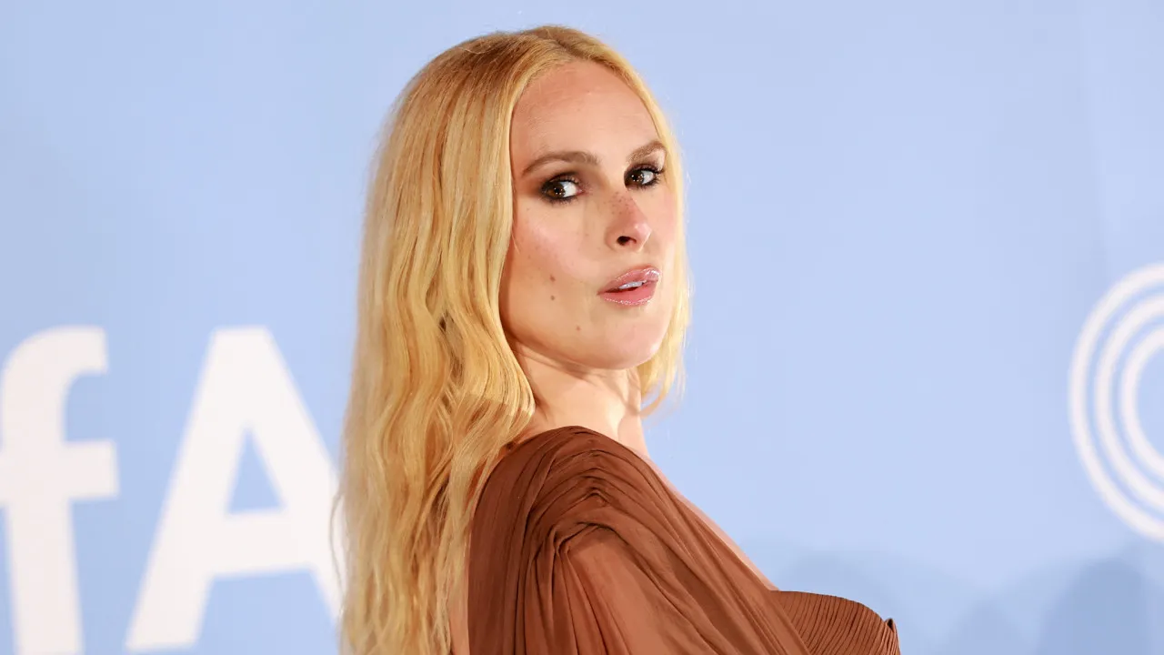 Rumer Willis amamenta filha de três anos e responde a críticas
