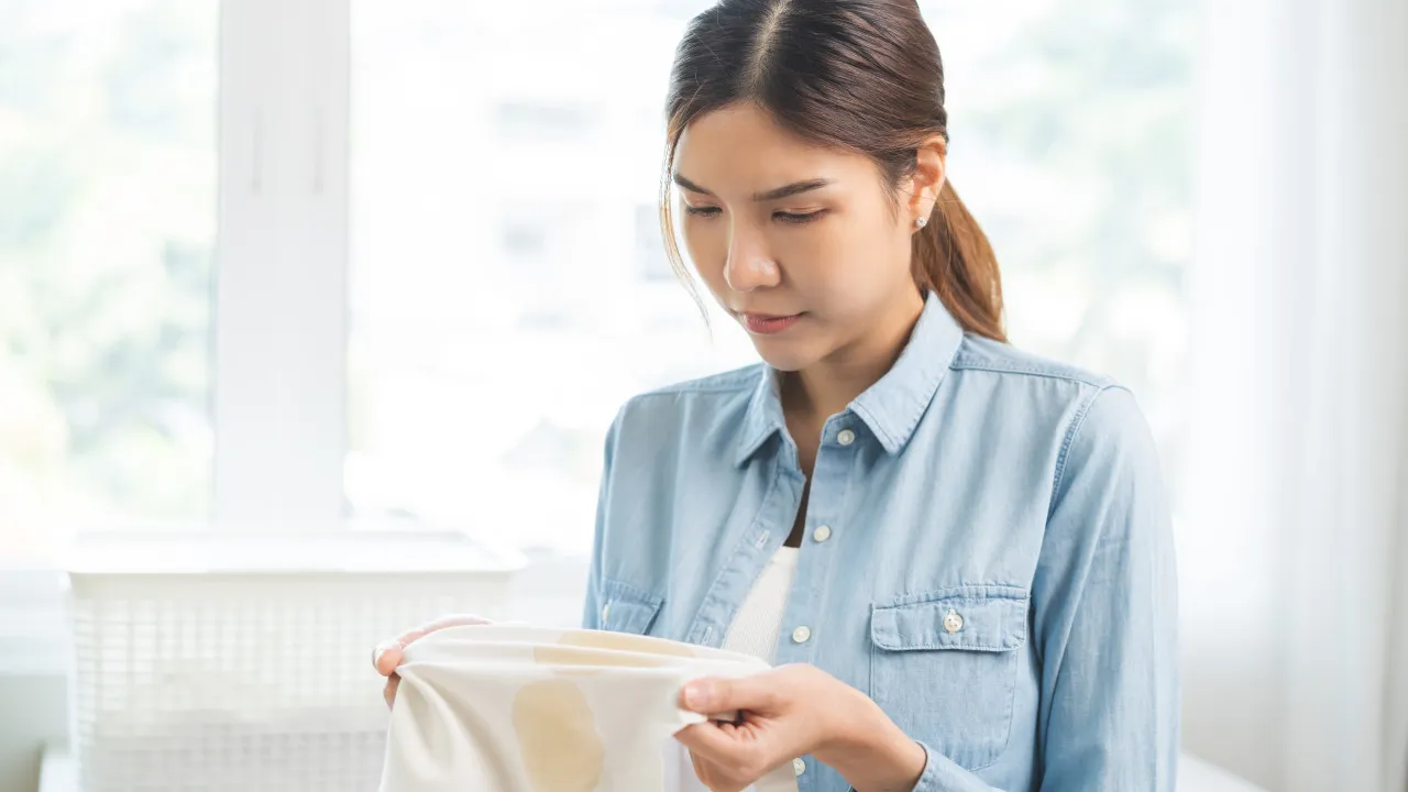 Água micelar para remover nódoas da roupa? Olhe que resulta