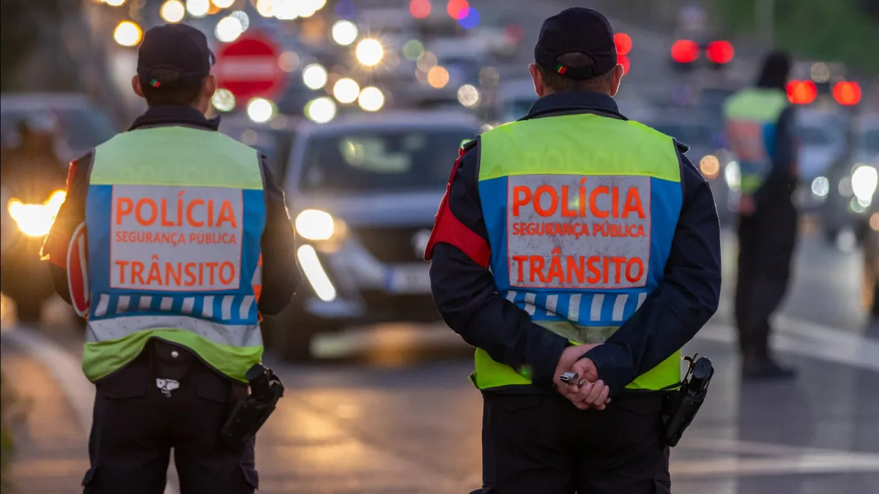 Jovem detido por ter navalha