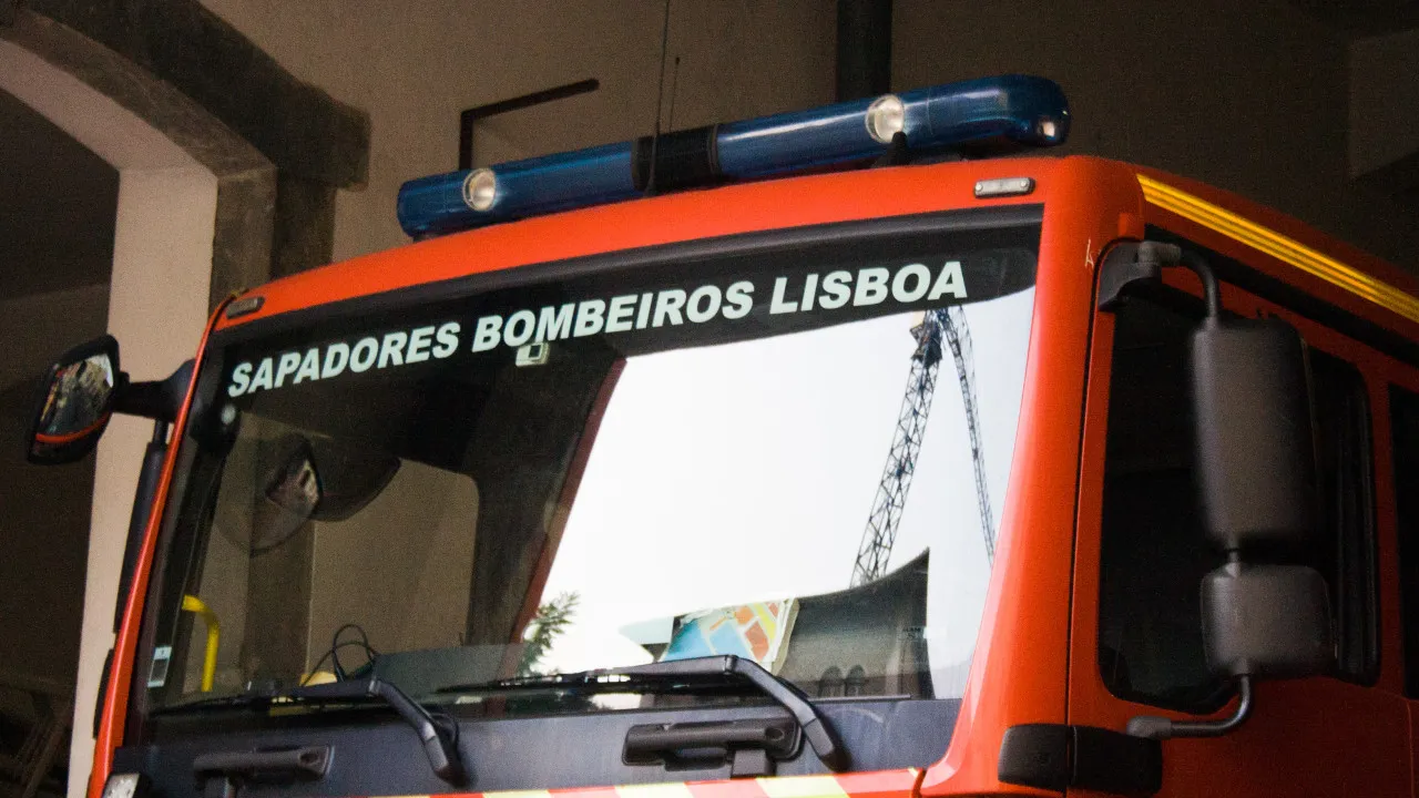 Rua Morais Soares reaberta ao trânsito após incêndio em prédio