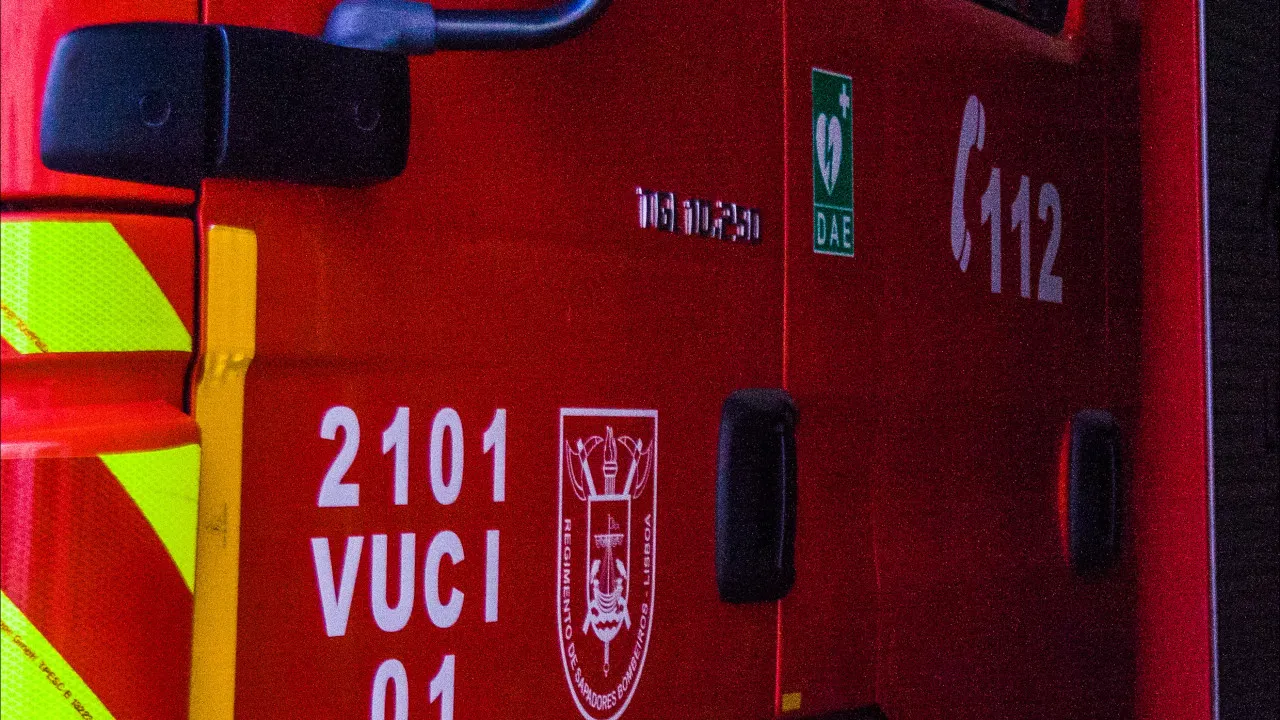 Oito pessoas assistidas por inalação de fumos após incêndio em hotel em Lisboa