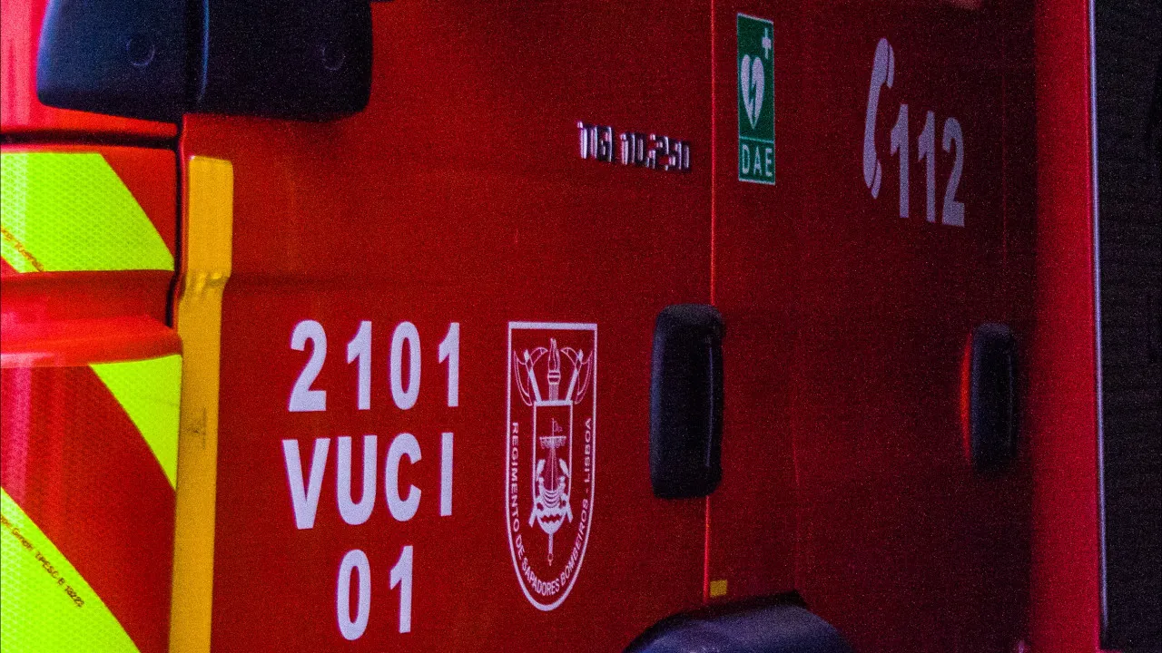 Despiste de viatura provoca incêndio no centro de Coimbra