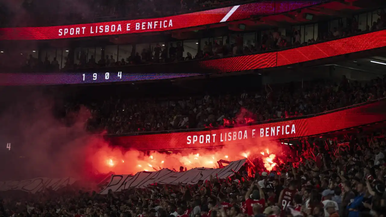 Das tarjas à pirotecnia. Benfica paga multa por 'culpa' de Lage e adeptos