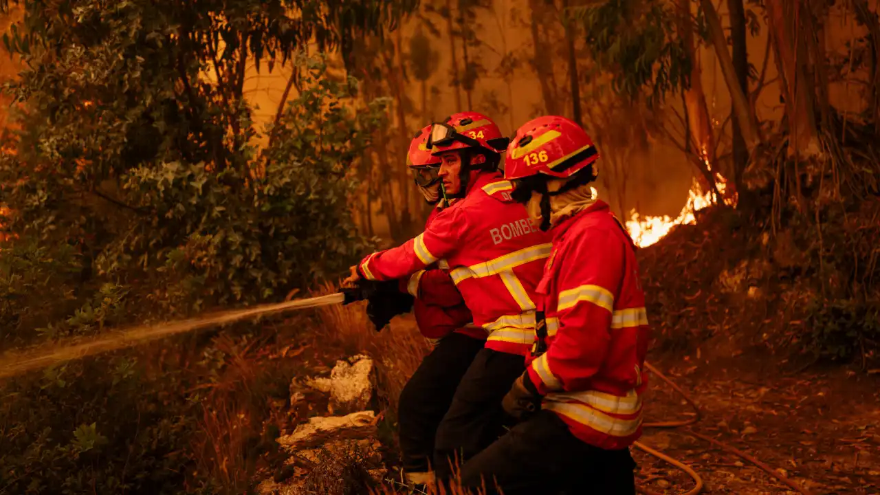 Bombeiros com queimaduras, entorses e problemas oculares. Liga acompanha