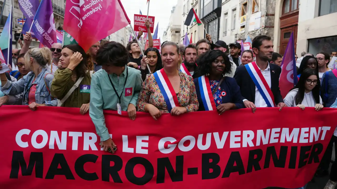 Manifestação contra 'Governo Macron-Barnier' junta milhares de franceses