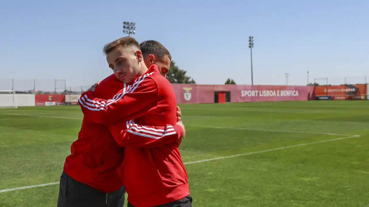 Akturkoglu recorda dia em que assinou pelo Benfica: "As mãos tremiam..."