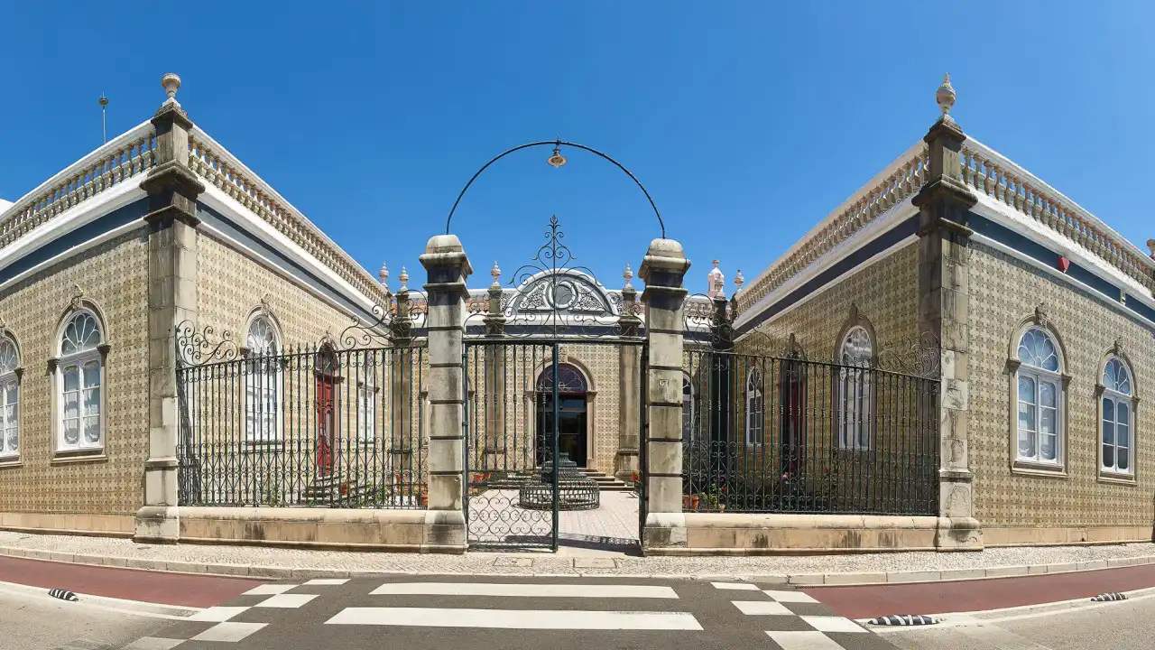 Algarve. Diretor do Museu do Traje suspendo e acusado de difamação