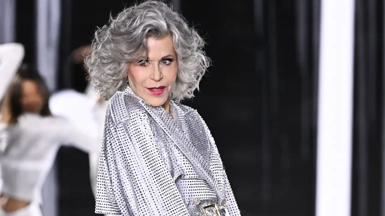 Jane Fonda brilha na passadeira vermelha do L'Oreal Paris Fashion Show