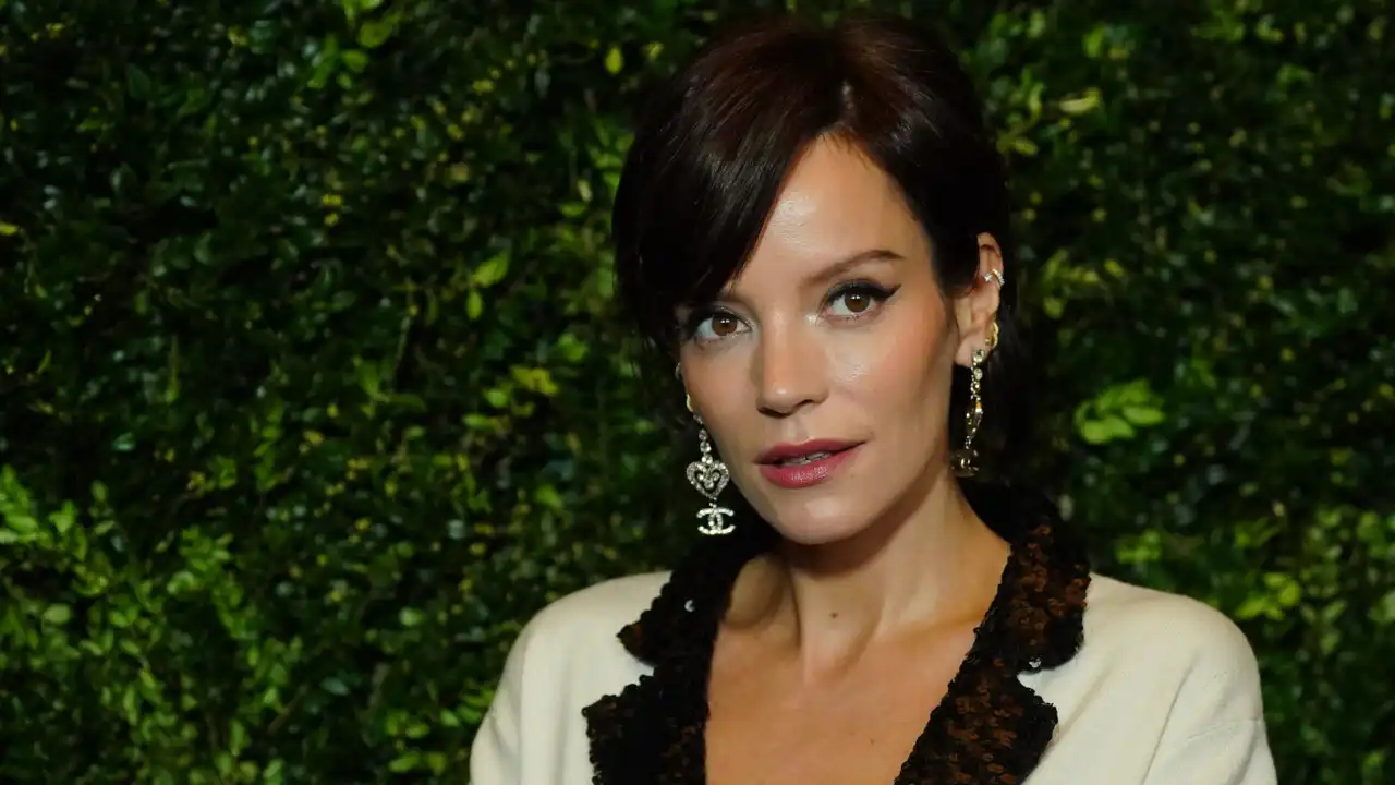 "Senti-me invisível": Lily Allen fala de agressão sexual