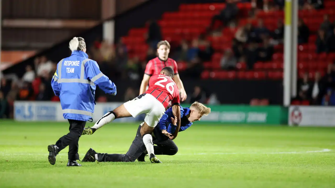 'Placagem' impede invasor de campo de confrontar treinador do Leicester