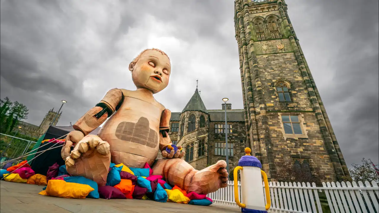 "Assustador". Escultura de bebé gigante deixa internautas 'de pé atrás'