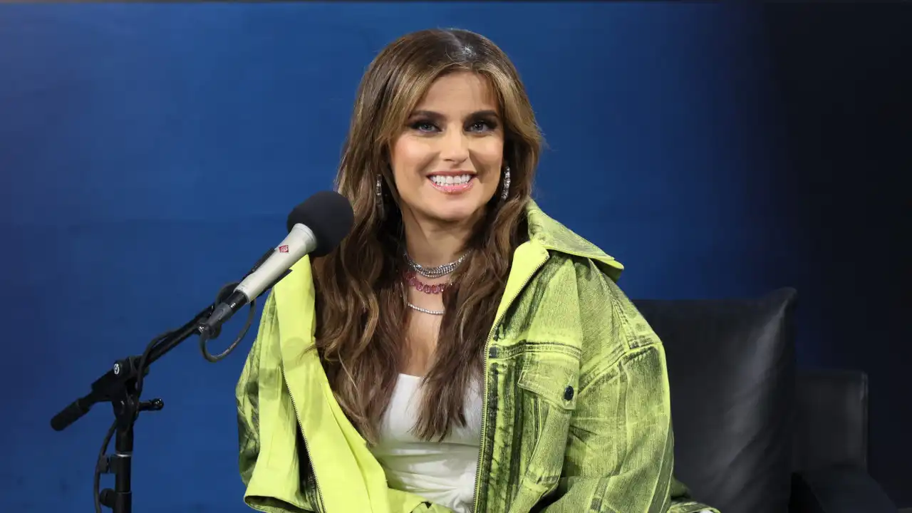 Nelly Furtado revela que "lhe clareavam a pele" e "diminuíam as ancas"