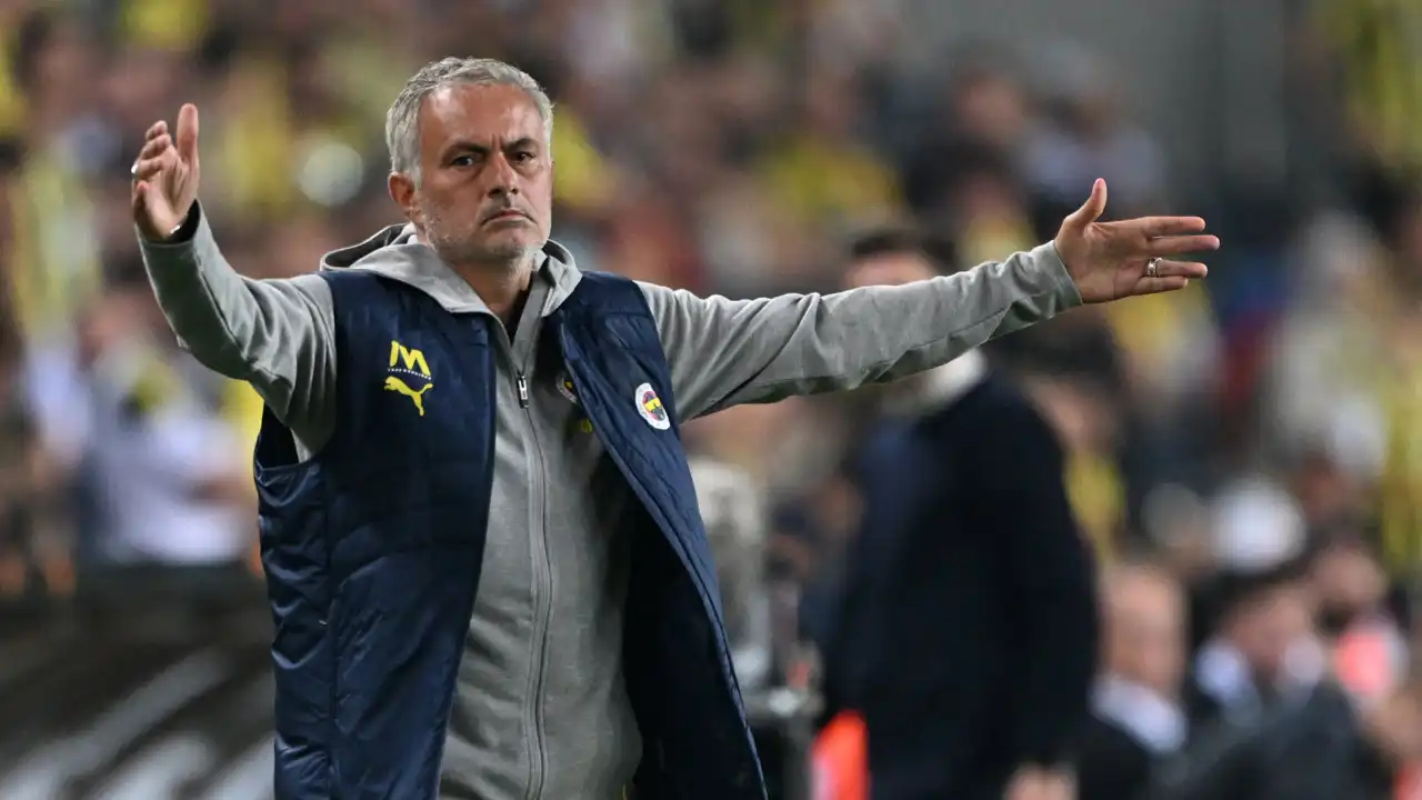 Mourinho 'às avessas' com jornalistas turcos: "Choram todas as semanas…"