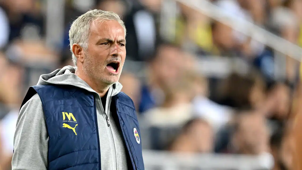 Oficial: Fenerbahçe, de Mourinho, rescinde com jogador por mútuo acordo