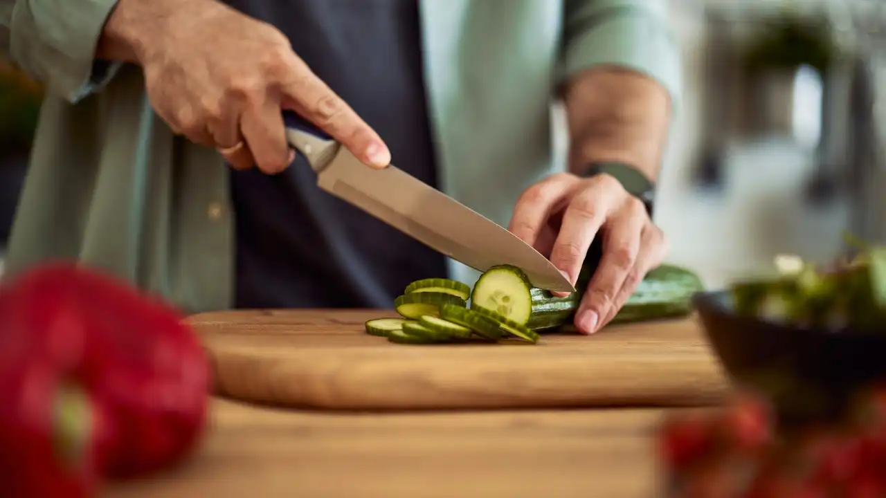 Salada de pepino. Nutricionista ensina a fazer receita viral do TikTok