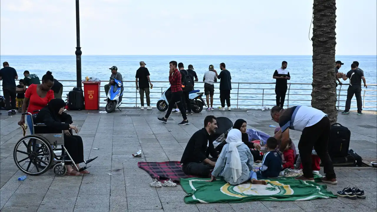 Ataques em Beirute levam famílias inteiras a passar noite na rua