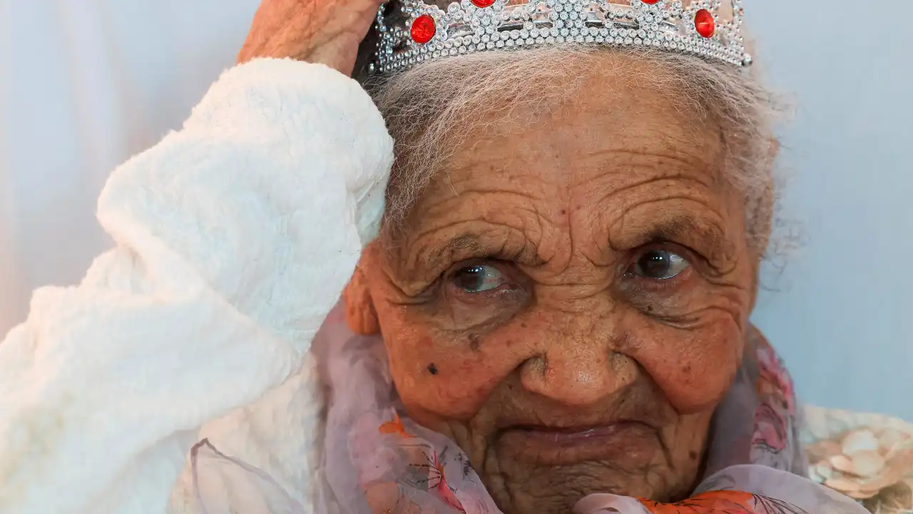 Mulher sul-africana faz 118 anos e é uma das pessoas mais velhas do mundo