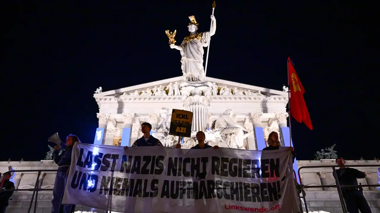 Extrema-direita venceu eleições e austríacos protestaram. "Kickl é nazi"