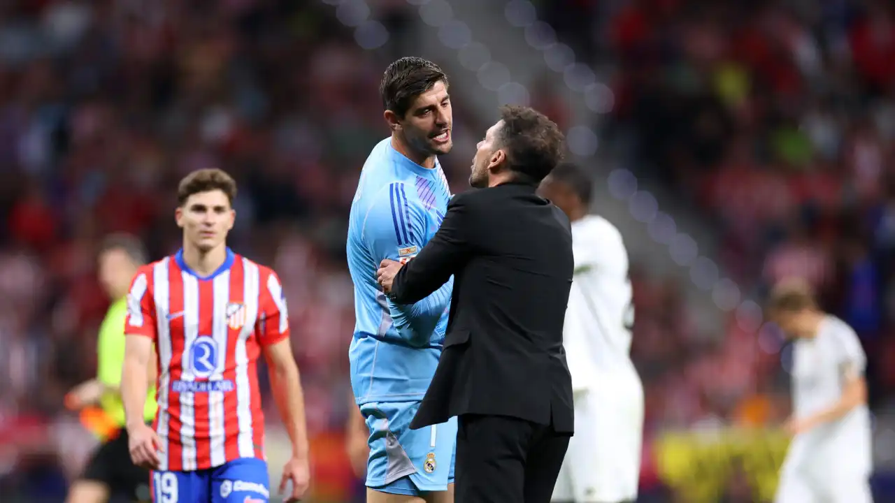 Dérbi de Madrid foi interrompido e Simeone 'pede' castigo para Courtois