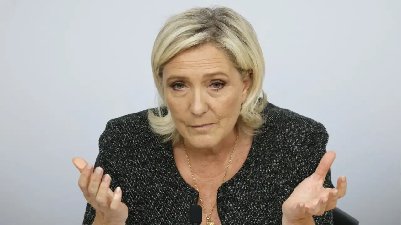 Le Pen começa a ser julgada por suspeita de desvio de fundos europeus