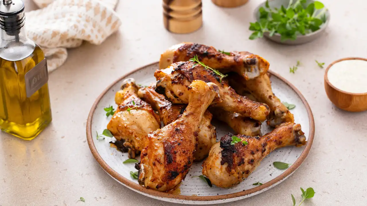 Receita mais fácil não há! Estas pernas de frango fazem-se na 'air fryer'