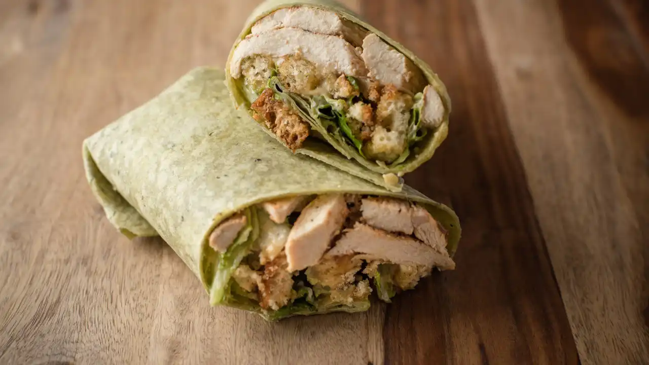 Junte frango, espinafres e queijo feta para fazer uns apetitosos wraps