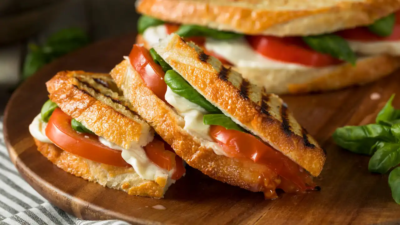 Continua com fome? Faça uma sanduíche rápida de tomate e mozarela