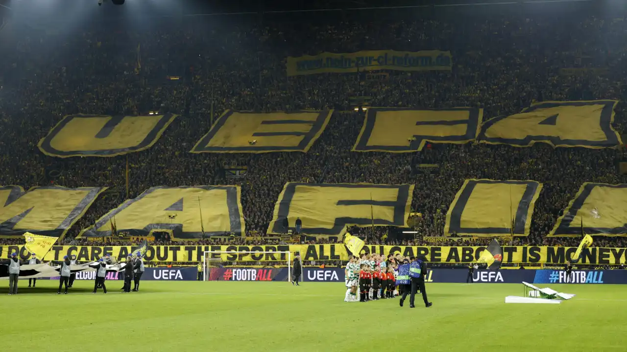 O duro protesto dos adeptos do Borussia Dortmund durante a Champions