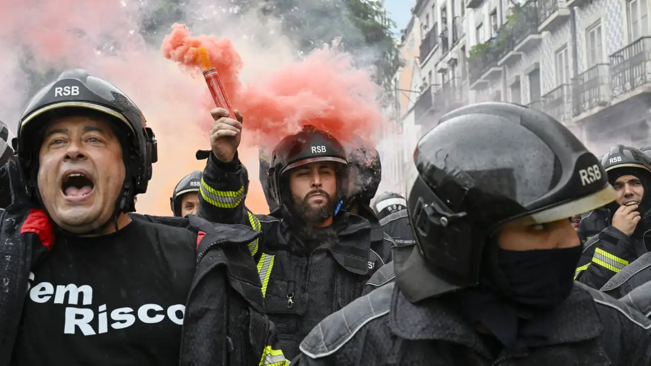 Bombeiros contestam proibição de entrarem fardados no parlamento