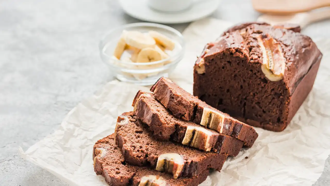 Receita super fácil e saudável de bolo de chocolate e banana