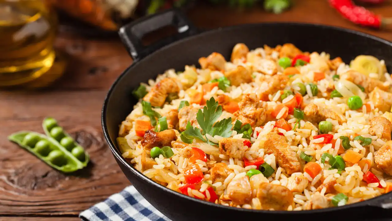 Comida de conforto saudável. Tem de provar este arroz de frango e legumes