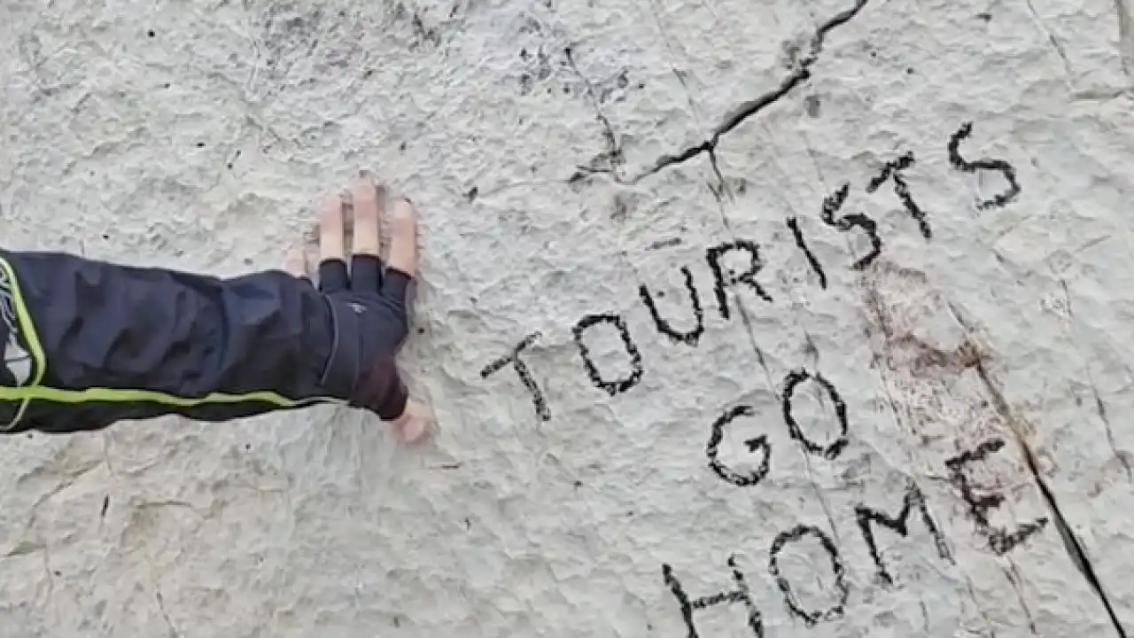 'Turistas, vão para casa': Rocha com pegadas de dinossauro vandalizada