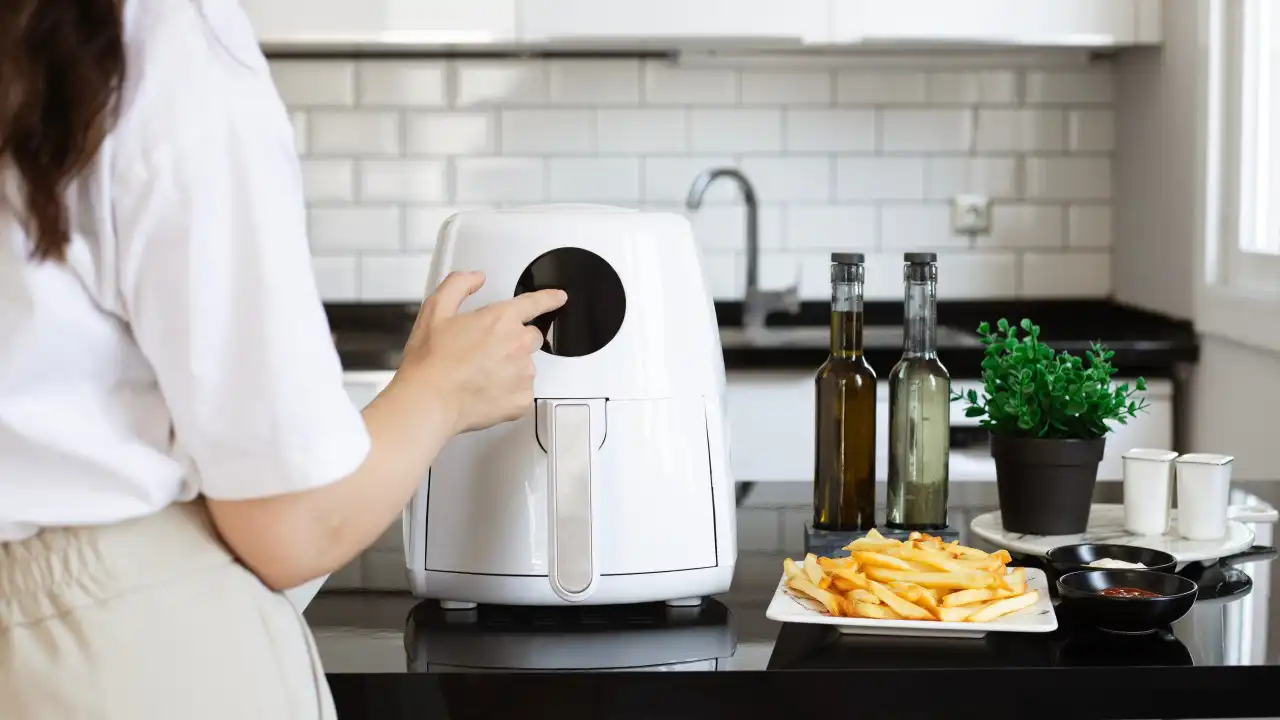 O leitor perguntou: Posso usar papel de alumínio na 'air fryer'?