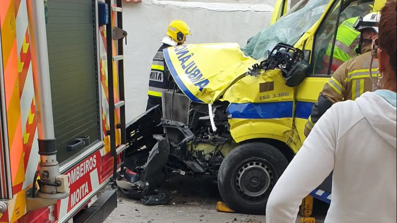 Colisão entre ambulância e pesado faz quatro feridos no Barreiro