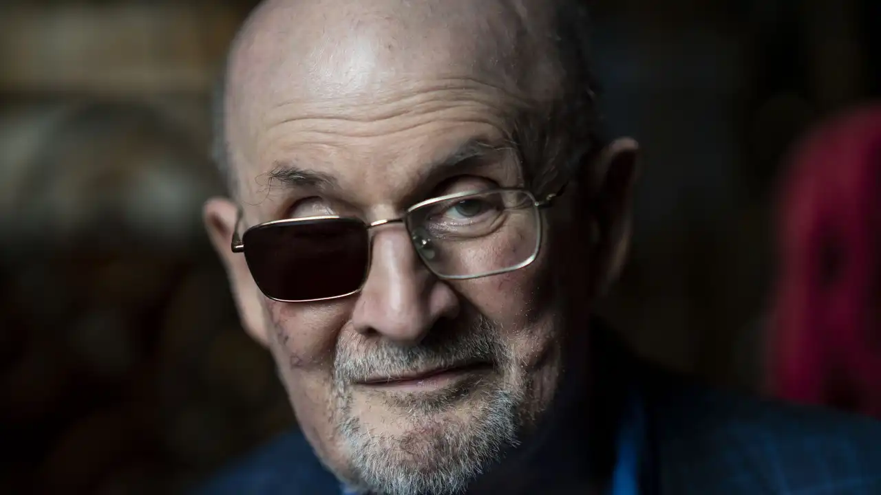 Salman Rushdie está a escrever o primeiro livro de ficção após ataque 