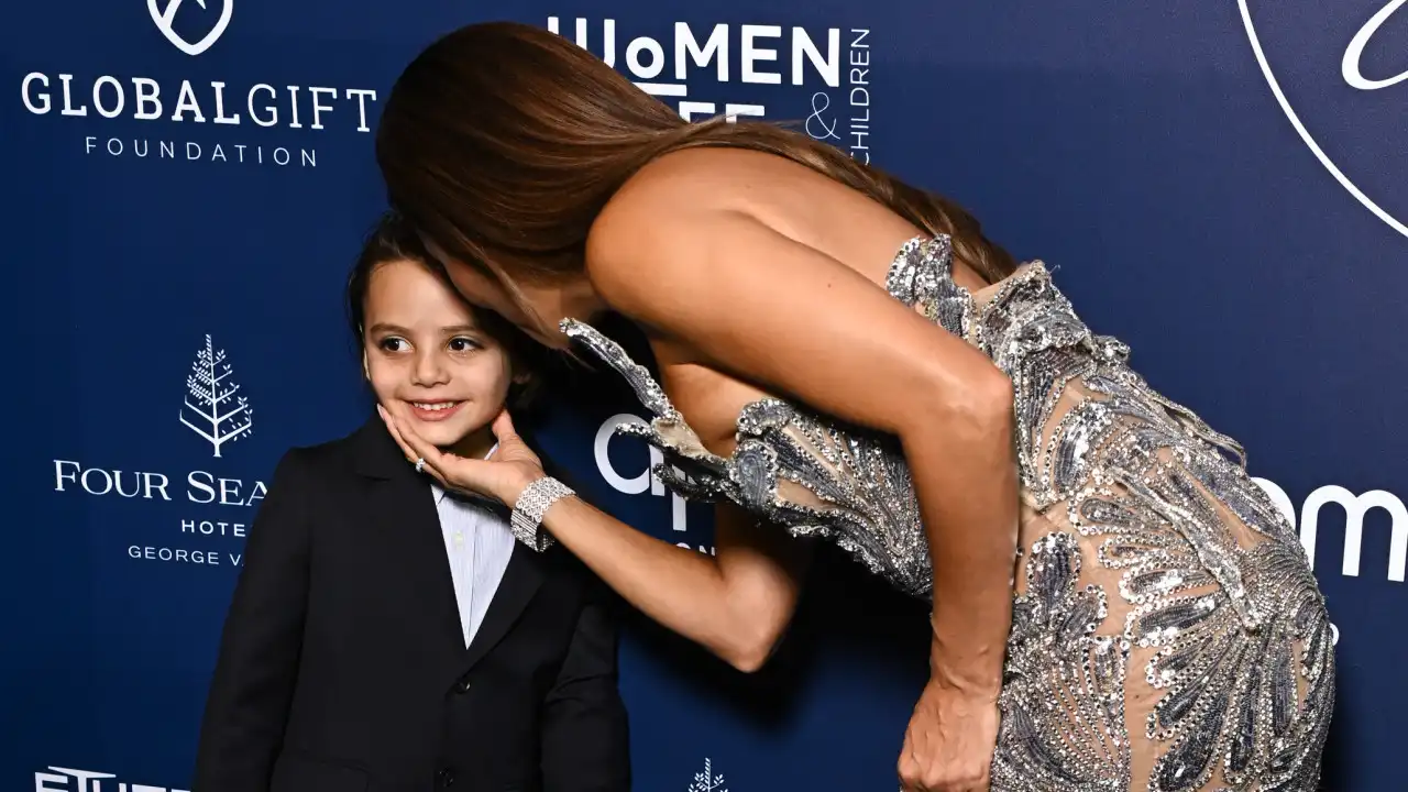 Filho de Eva Longoria em grande estilo na passadeira vermelha com a mãe