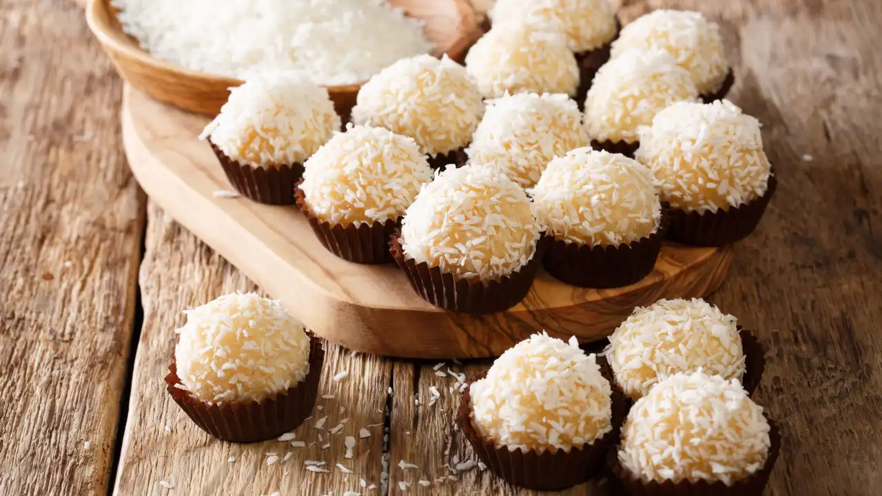 A receita de brigadeiros de coco que não tem nada que enganar