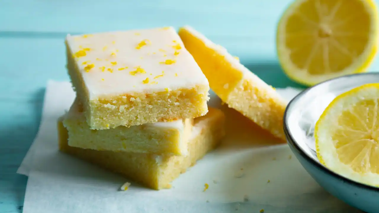 Só um pedaço? Vai querer muitos mais deste brownie de limão