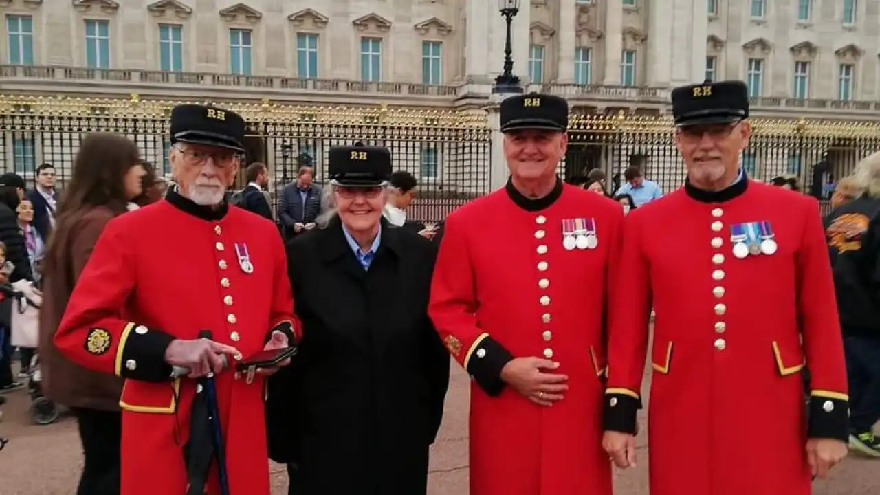 Lar para militares acolhe uma mulher pela primeira vez em 450 anos