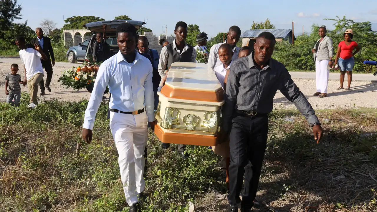 Sobe para 115 número de mortos em ataque de gangue numa cidade do Haiti