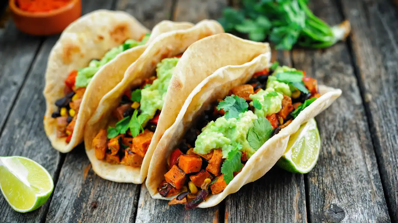 Para um jantar vegetariano, prepare tacos com abacate e feijão preto