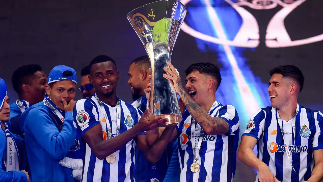 Do Famalicão para fora do Dragão? Dupla do FC Porto em 'queda livre'