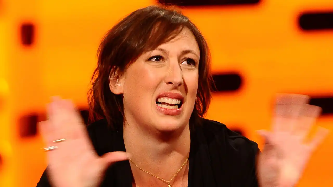 Atriz britânica Miranda Hart revela que se casou aos 51 anos